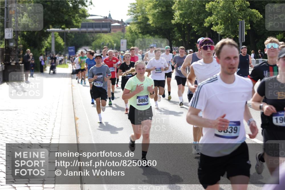 29.06.2025 - hella hamburg halbmarathon Jannik Wohlers http://msf.ph/oto/8250860 29.06.2025 09:56:22 Lombardsbrücke 1460, 1496, 1833, 2013, 2058, 2208, 2378, 2396, 2878, 3310, 3652, 4065, 4377, 4404, 4635, 4897, 5169, 5194, 5839, 6033, 6286, 6377, 6561, 6562, 7176, 7475, 8261, 8361, 8572, 8587, 8618, 8661, 8710, 8863, 8921, 9082, 9597, 9638, 9752, 9876, 9985, 10371, 10508, 11455, 11809, 11961, 12311, 12482, 12490, 12584, 12585, 12651, 12690, 12858, 13282, 13394, 13609, 13962, 14033, 14408, 14526, 14588, 14834, 14990, 14994, 15149, 15818 meine-sportfotos.de
