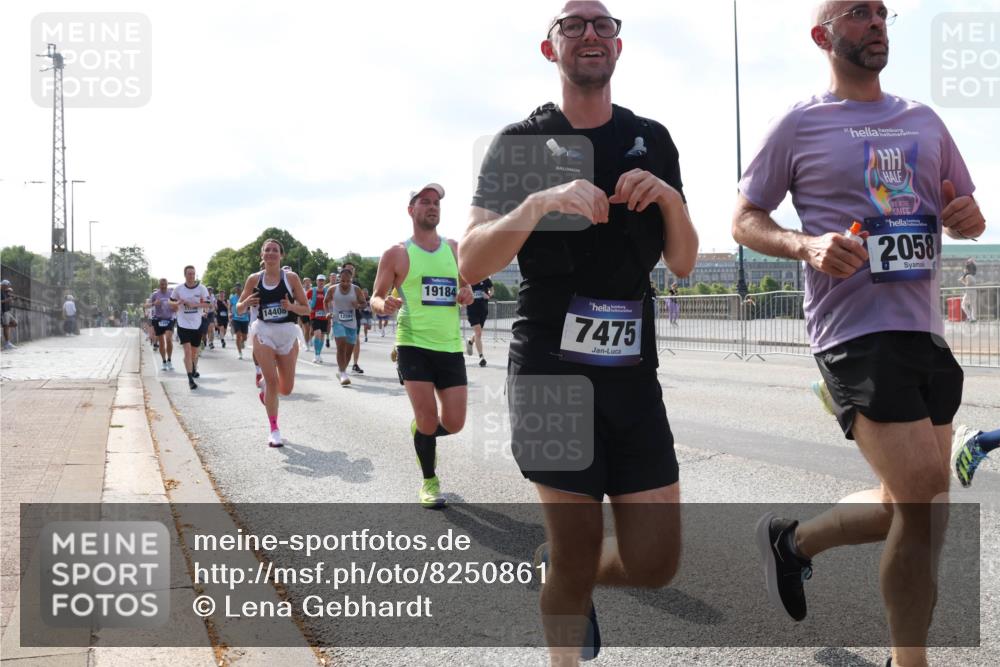 29.06.2025 - hella hamburg halbmarathon Lena Gebhardt http://msf.ph/oto/8250861 29.06.2025 09:56:41 Lombardsbrücke 1452, 1460, 1496, 1499, 1592, 1628, 1833, 1877, 2013, 2058, 2074, 2082, 2111, 2208, 2340, 2378, 2396, 2771, 2878, 2953, 2996, 3256, 3296, 3310, 3652, 4065, 4077, 4377, 4404, 4635, 4711, 4833, 4897, 5169, 5194, 5482, 5600, 5607, 5839, 5978, 6033, 6168, 6286, 6377, 6511, 6512, 6561, 6562, 6631, 7176, 7383, 7475, 7583, 7943, 8261, 8361, 8514, 8572, 8587, 8618, 8661, 8710, 8863, 8921, 8968, 8996, 9082, 9246, 9497, 9537, 9597, 9638, 10596 meine-sportfotos.de