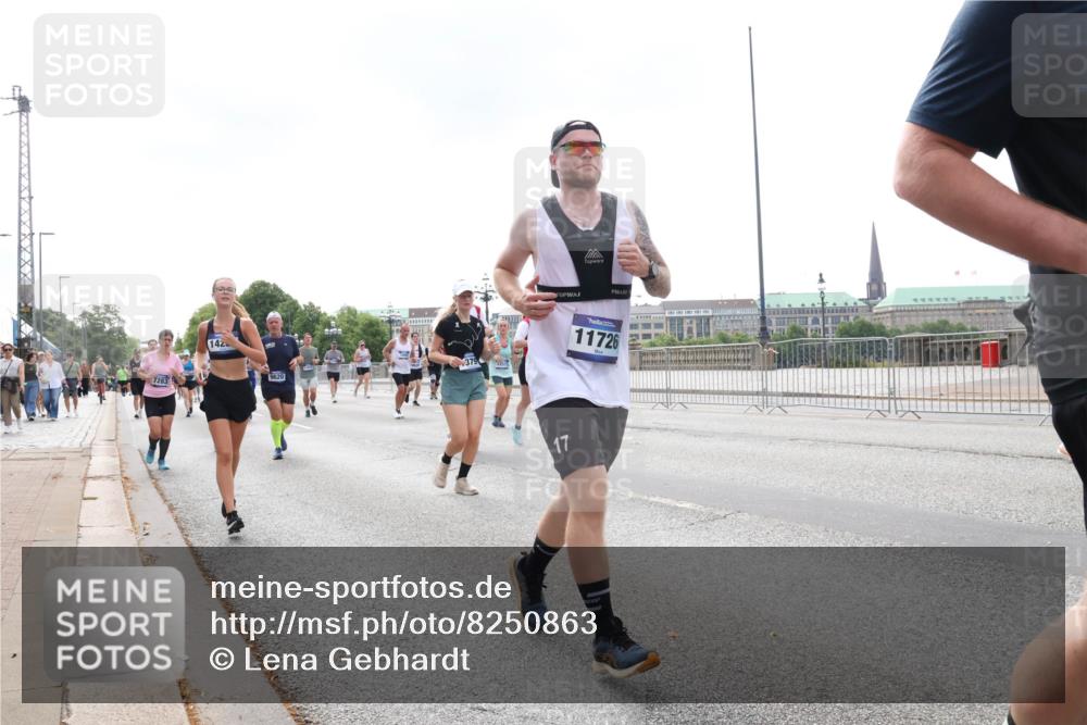 29.06.2025 - hella hamburg halbmarathon Lena Gebhardt http://msf.ph/oto/8250863 29.06.2025 10:45:41 Lombardsbrücke 1004, 1033, 1060, 1085, 1100, 1104, 1421, 1426, 1555, 1713, 1798, 1854, 1983, 2008, 2216, 2217, 2398, 2522, 2550, 2657, 2664, 2917, 2954, 2965, 2973, 3160, 3164, 3357, 3377, 3879, 3993, 4099, 4102, 4104, 4224, 4306, 4317, 4388, 4504, 4572, 4820, 4851, 5044, 5099, 5108, 5339, 5635, 5636, 5949, 6133, 6150, 6333, 6623, 6763, 6788, 6911, 6922, 6980, 7268, 7283, 7356, 7530, 7541, 7605, 7859, 8605, 8745, 9120, 9121, 9620, 10030, 10182, 10225, 10327, 10329, 10367, 10511, 11314 meine-sportfotos.de