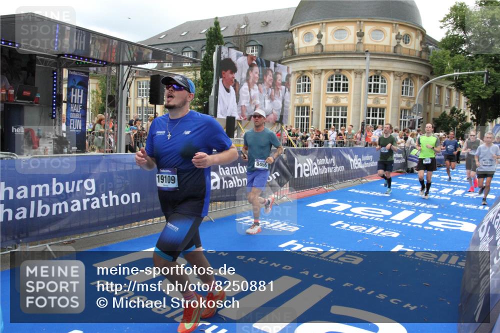 29.06.2025 - hella hamburg halbmarathon Michael Strokosch http://msf.ph/oto/8250881 29.06.2025 10:49:59 Ziel 2540, 3692, 3852, 4017, 5460, 7100, 8454, 8455, 9126, 9213, 9491, 9597, 12271, 12527, 12733, 13463, 16716, 16732, 16887, 19109, 19112, 19122 meine-sportfotos.de