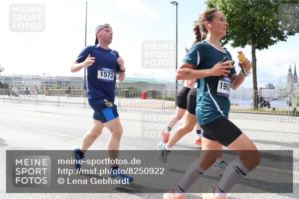 29.06.2025 - hella hamburg halbmarathon Lena Gebhardt http://msf.ph/oto/8250922 29.06.2025 10:10:24 Lombardsbrücke 1548, 1573, 3921, 4389, 5182, 5440, 5511, 7042, 7081, 7250, 7333, 7636, 7685, 8219, 8890, 9366, 9434, 9674, 9681, 9816, 10036, 10943, 11027, 11180, 11355, 11887, 11904, 11905, 12008, 12567, 12629, 13797, 13825, 13901, 14679, 14822, 15409, 16166, 16344, 16445, 16639, 16872, 17148, 17730, 18196, 18707, 19023 meine-sportfotos.de