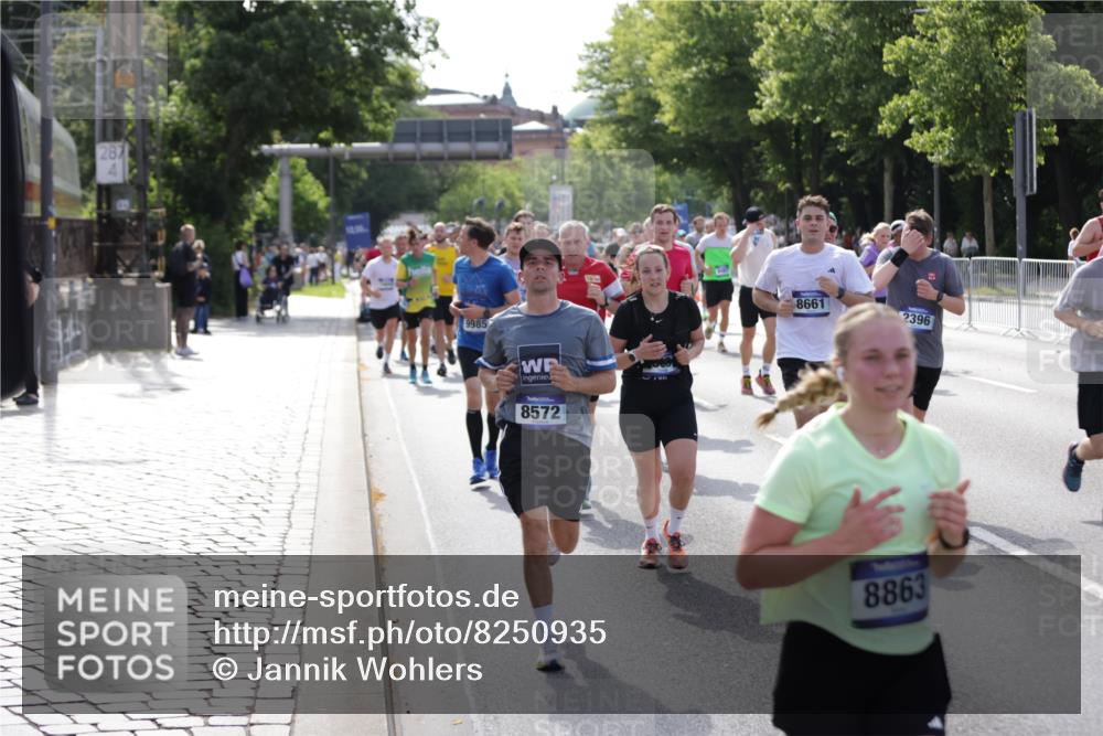 29.06.2025 - hella hamburg halbmarathon Jannik Wohlers http://msf.ph/oto/8250935 29.06.2025 09:56:23 Lombardsbrücke 1460, 1496, 1833, 2013, 2058, 2074, 2208, 2340, 2378, 2396, 2878, 3310, 3652, 4065, 4377, 4404, 4635, 4897, 5169, 5194, 5839, 6033, 6286, 6377, 6561, 6562, 7176, 7475, 8261, 8361, 8572, 8587, 8618, 8661, 8710, 8863, 8921, 9082, 9497, 9597, 9638, 9752, 9876, 9985, 10371, 10508, 10896, 11455, 11809, 12311, 12482, 12490, 12584, 12585, 12651, 12690, 12858, 13245, 13282, 13394, 13609, 13962, 14033, 14408, 14526, 14588, 14834, 14990, 14994, 15149, 15818 meine-sportfotos.de