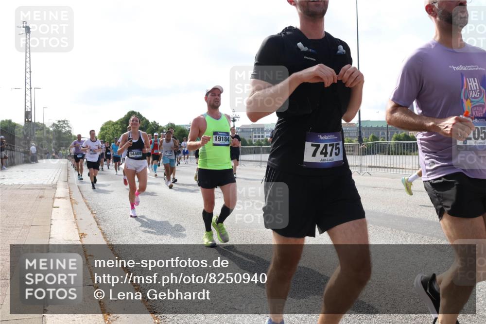 29.06.2025 - hella hamburg halbmarathon Lena Gebhardt http://msf.ph/oto/8250940 29.06.2025 09:56:41 Lombardsbrücke 1452, 1460, 1496, 1499, 1592, 1628, 1833, 1877, 2013, 2058, 2074, 2082, 2111, 2208, 2340, 2378, 2396, 2771, 2878, 2953, 2996, 3256, 3296, 3310, 3652, 4065, 4077, 4377, 4404, 4635, 4711, 4833, 4897, 5169, 5194, 5482, 5600, 5607, 5839, 5978, 6033, 6168, 6286, 6377, 6511, 6512, 6561, 6562, 6631, 7176, 7383, 7475, 7583, 7943, 8261, 8361, 8514, 8572, 8587, 8618, 8661, 8710, 8863, 8921, 8968, 8996, 9082, 9246, 9497, 9537, 9597, 9638, 10596 meine-sportfotos.de