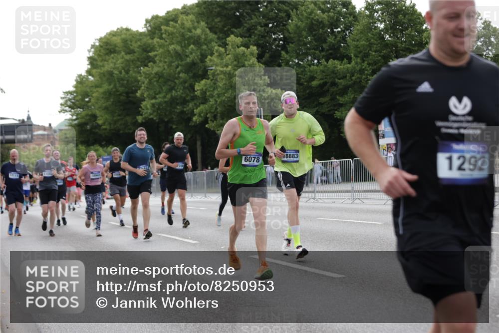 29.06.2025 - hella hamburg halbmarathon Jannik Wohlers http://msf.ph/oto/8250953 29.06.2025 10:30:59 Lombardsbrücke 1292, 1979, 2414, 2914, 4817, 5165, 5437, 5846, 5943, 6057, 6078, 6546, 7604, 7772, 8050, 8072, 8073, 10111, 10586, 11587, 13724, 14349, 15725, 16457, 16978, 17517, 17587, 17706, 17989, 18390, 18507, 18883, 18943 meine-sportfotos.de