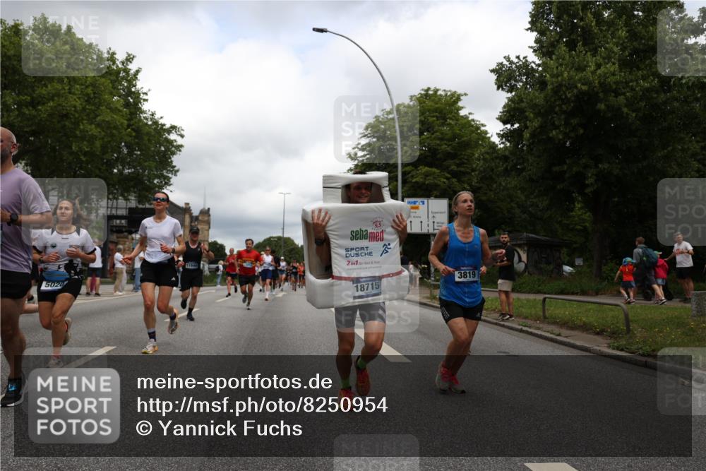 29.06.2025 - hella hamburg halbmarathon Yannick Fuchs http://msf.ph/oto/8250954 29.06.2025 10:47:56 20KM 1267, 1422, 1442, 1502, 1549, 1870, 2058, 2070, 2354, 2432, 2518, 2630, 3096, 3103, 3819, 4299, 5020, 5259, 6260, 6294, 6374, 6511, 6512, 7274, 7395, 7478, 7973, 8285, 8335, 8394, 9032, 9380, 9791, 9922, 10040, 11009, 11068, 11430, 11789, 11844, 12321, 12607, 12632, 13033, 13397, 13794, 13803, 13912, 14026, 14239, 14702, 15146, 15441, 15838, 15856, 15946, 16780, 17348, 17482, 18143, 18308, 18418, 18450, 18514, 18612, 19067 meine-sportfotos.de
