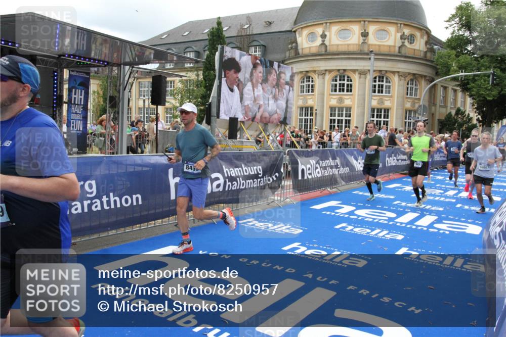 29.06.2025 - hella hamburg halbmarathon Michael Strokosch http://msf.ph/oto/8250957 29.06.2025 10:49:59 Ziel 2540, 3692, 3852, 4017, 5460, 7100, 8454, 8455, 9126, 9213, 9491, 9597, 12271, 12527, 12733, 13463, 16716, 16732, 16887, 19109, 19112, 19122 meine-sportfotos.de
