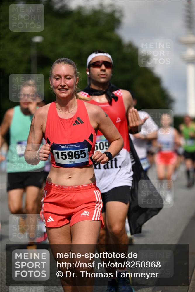29.06.2025 - hella hamburg halbmarathon Dr. Thomas Lammeyer http://msf.ph/oto/8250968 29.06.2025 09:51:39 Kennedybrücke 1164, 1385, 1644, 1743, 2714, 2767, 3959, 4860, 5091, 5315, 6684, 6990, 7884, 9178, 9944, 10404, 10793, 10900, 11202, 11227 meine-sportfotos.de