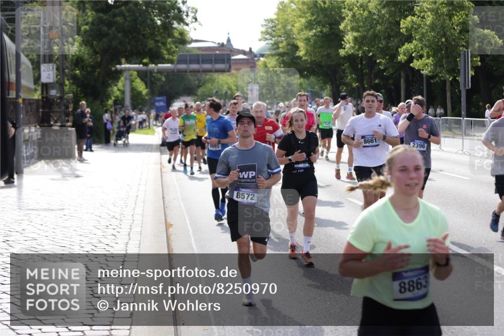29.06.2025 - hella hamburg halbmarathon Jannik Wohlers http://msf.ph/oto/8250970 29.06.2025 09:56:23 Lombardsbrücke 1460, 1496, 1833, 2013, 2058, 2074, 2208, 2340, 2378, 2396, 2878, 3310, 3652, 4065, 4377, 4404, 4635, 4897, 5169, 5194, 5839, 6033, 6286, 6377, 6561, 6562, 7176, 7475, 8261, 8361, 8572, 8587, 8618, 8661, 8710, 8863, 8921, 9082, 9497, 9597, 9638, 9752, 9876, 9985, 10371, 10508, 10896, 11455, 11809, 12311, 12482, 12490, 12584, 12585, 12651, 12690, 12858, 13245, 13282, 13394, 13609, 13962, 14033, 14408, 14526, 14588, 14834, 14990, 14994, 15149, 15818 meine-sportfotos.de