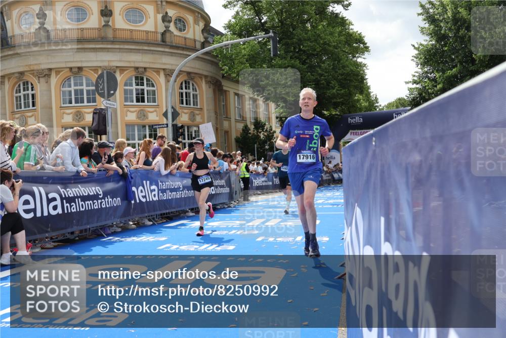 29.06.2025 - hella hamburg halbmarathon Strokosch-Dieckow http://msf.ph/oto/8250992 29.06.2025 10:40:25 Ziel 6649, 7284, 8370, 8966, 10978, 11767, 12365, 12540, 14924, 15164, 15247, 17214, 17245, 17916, 18192 meine-sportfotos.de