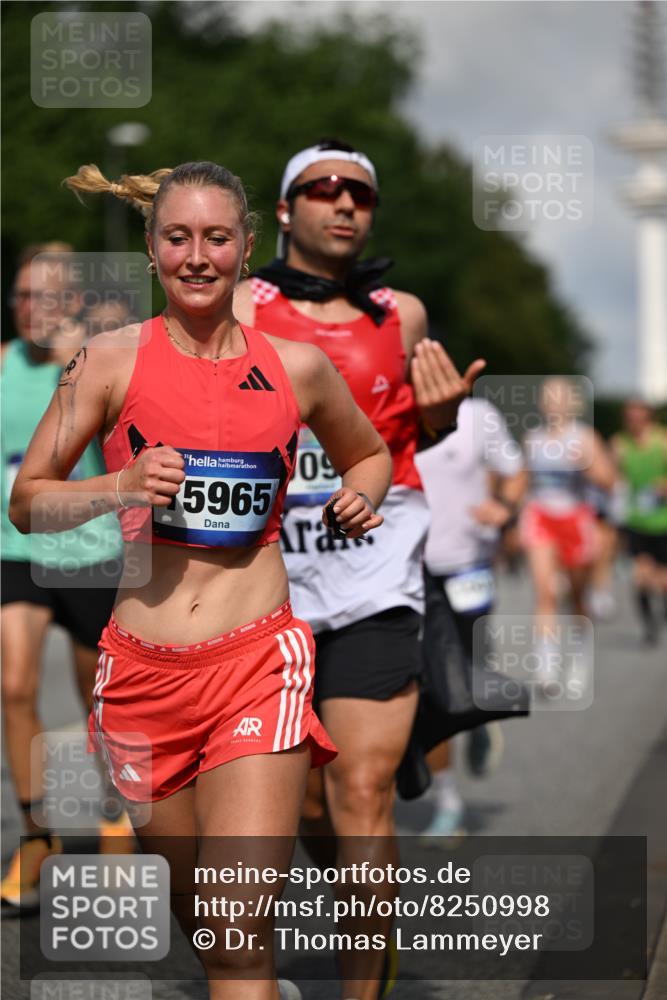 29.06.2025 - hella hamburg halbmarathon Dr. Thomas Lammeyer http://msf.ph/oto/8250998 29.06.2025 09:51:39 Kennedybrücke 1164, 1385, 1644, 1743, 2714, 2767, 3959, 4860, 5091, 5315, 6684, 6990, 7884, 9178, 9944, 10404, 10793, 10900, 11202, 11227 meine-sportfotos.de