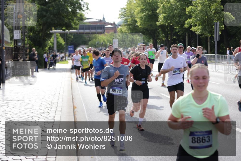 29.06.2025 - hella hamburg halbmarathon Jannik Wohlers http://msf.ph/oto/8251006 29.06.2025 09:56:23 Lombardsbrücke 1460, 1496, 1833, 2013, 2058, 2074, 2208, 2340, 2378, 2396, 2878, 3310, 3652, 4065, 4377, 4404, 4635, 4897, 5169, 5194, 5839, 6033, 6286, 6377, 6561, 6562, 7176, 7475, 8261, 8361, 8572, 8587, 8618, 8661, 8710, 8863, 8921, 9082, 9497, 9597, 9638, 9752, 9876, 9985, 10371, 10508, 10896, 11455, 11809, 12311, 12482, 12490, 12584, 12585, 12651, 12690, 12858, 13245, 13282, 13394, 13609, 13962, 14033, 14408, 14526, 14588, 14834, 14990, 14994, 15149, 15818 meine-sportfotos.de