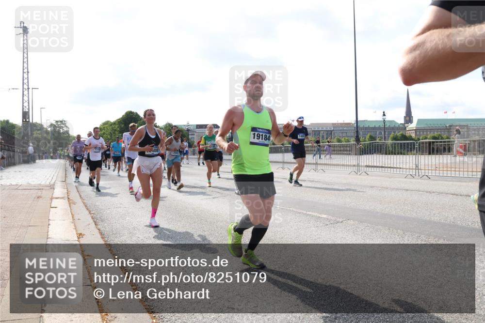 29.06.2025 - hella hamburg halbmarathon Lena Gebhardt http://msf.ph/oto/8251079 29.06.2025 09:56:41 Lombardsbrücke 1452, 1460, 1496, 1499, 1592, 1628, 1833, 1877, 2013, 2058, 2074, 2082, 2111, 2208, 2340, 2378, 2396, 2771, 2878, 2953, 2996, 3256, 3296, 3310, 3652, 4065, 4077, 4377, 4404, 4635, 4711, 4833, 4897, 5169, 5194, 5482, 5600, 5607, 5839, 5978, 6033, 6168, 6286, 6377, 6511, 6512, 6561, 6562, 6631, 7176, 7383, 7475, 7583, 7943, 8261, 8361, 8514, 8572, 8587, 8618, 8661, 8710, 8863, 8921, 8968, 8996, 9082, 9246, 9497, 9537, 9597, 9638, 10596 meine-sportfotos.de