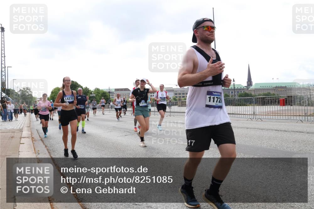29.06.2025 - hella hamburg halbmarathon Lena Gebhardt http://msf.ph/oto/8251085 29.06.2025 10:45:41 Lombardsbrücke 1004, 1033, 1060, 1085, 1100, 1104, 1421, 1426, 1555, 1713, 1798, 1854, 1983, 2008, 2216, 2217, 2398, 2522, 2550, 2657, 2664, 2917, 2954, 2965, 2973, 3160, 3164, 3357, 3377, 3879, 3993, 4099, 4102, 4104, 4224, 4306, 4317, 4388, 4504, 4572, 4820, 4851, 5044, 5099, 5108, 5339, 5635, 5636, 5949, 6133, 6150, 6333, 6623, 6763, 6788, 6911, 6922, 6980, 7268, 7283, 7356, 7530, 7541, 7605, 7859, 8605, 8745, 9120, 9121, 9620, 10030, 10182, 10225, 10327, 10329, 10367, 10511, 11314 meine-sportfotos.de