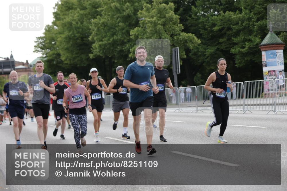 29.06.2025 - hella hamburg halbmarathon Jannik Wohlers http://msf.ph/oto/8251109 29.06.2025 10:31:00 Lombardsbrücke 1292, 1979, 2414, 2914, 4817, 5165, 5437, 5846, 5943, 6057, 6078, 6546, 7604, 7772, 8050, 8072, 8073, 10111, 10586, 11587, 13724, 14349, 15725, 16457, 16978, 17404, 17517, 17587, 17706, 17989, 18390, 18507, 18672, 18883, 18943 meine-sportfotos.de