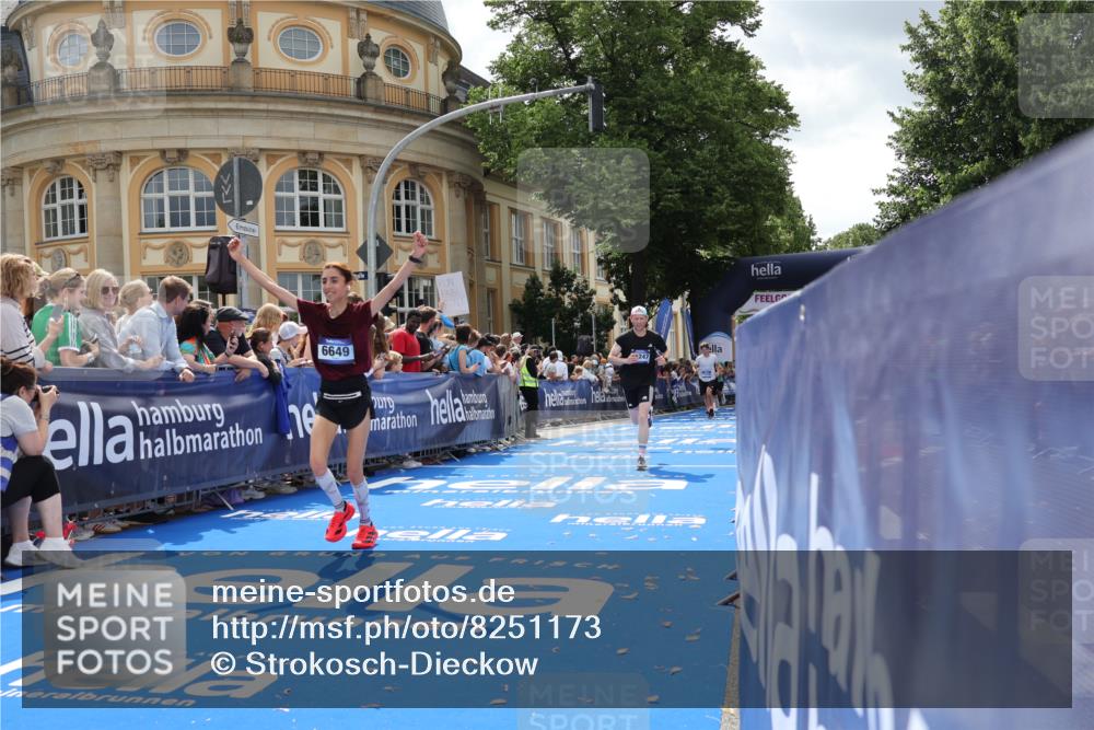 29.06.2025 - hella hamburg halbmarathon Strokosch-Dieckow http://msf.ph/oto/8251173 29.06.2025 10:40:28 Ziel 6649, 7284, 8370, 8966, 10978, 11767, 12365, 12540, 14924, 15015, 15164, 15247, 17214, 17245, 17916, 18192 meine-sportfotos.de
