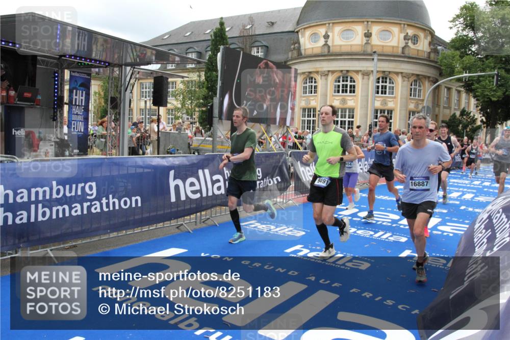 29.06.2025 - hella hamburg halbmarathon Michael Strokosch http://msf.ph/oto/8251183 29.06.2025 10:50:00 Ziel 2540, 3692, 3852, 7100, 7657, 8454, 8455, 9213, 9491, 9597, 12271, 12527, 12733, 13225, 13758, 16716, 16732, 16887, 19109, 19112 meine-sportfotos.de