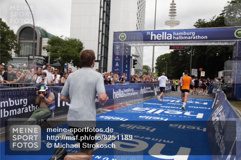 29.06.2025 - hella hamburg halbmarathon Michael Strokosch http://msf.ph/oto/8251189 29.06.2025 10:58:21 Ziel 1595, 4592, 4708, 6104, 6147, 9230, 9485, 11645, 14631, 15434, 18068 meine-sportfotos.de
