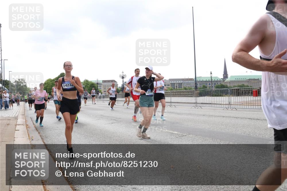 29.06.2025 - hella hamburg halbmarathon Lena Gebhardt http://msf.ph/oto/8251230 29.06.2025 10:45:41 Lombardsbrücke 1004, 1033, 1060, 1085, 1100, 1104, 1421, 1426, 1555, 1713, 1798, 1854, 1983, 2008, 2216, 2217, 2398, 2522, 2550, 2657, 2664, 2917, 2954, 2965, 2973, 3160, 3164, 3357, 3377, 3879, 3993, 4099, 4102, 4104, 4224, 4306, 4317, 4388, 4504, 4572, 4820, 4851, 5044, 5099, 5108, 5339, 5635, 5636, 5949, 6133, 6150, 6333, 6623, 6763, 6788, 6911, 6922, 6980, 7268, 7283, 7356, 7530, 7541, 7605, 7859, 8605, 8745, 9120, 9121, 9620, 10030, 10182, 10225, 10327, 10329, 10367, 10511, 11314 meine-sportfotos.de