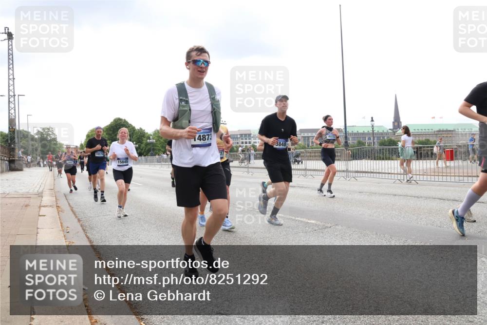 29.06.2025 - hella hamburg halbmarathon Lena Gebhardt http://msf.ph/oto/8251292 29.06.2025 10:34:10 Lombardsbrücke 1189, 1275, 1417, 1672, 1705, 1787, 1896, 2265, 2412, 2464, 2482, 2496, 2510, 2511, 2526, 2801, 2933, 3145, 3264, 3340, 3345, 3560, 3829, 3848, 4479, 4540, 4696, 4807, 4824, 4826, 4942, 5557, 5561, 5566, 5584, 5609, 5691, 5821, 5822, 5887, 6105, 6364, 6515, 6516, 6571, 6574, 6956, 7027, 7324, 7329, 7565, 8202, 8277, 8349, 8375, 8377, 8383, 8401, 8965, 9094, 9379, 9875, 9995, 10007, 10071, 10360, 10561, 10564, 11872, 13957, 16919, 17230, 18158, 18941 meine-sportfotos.de