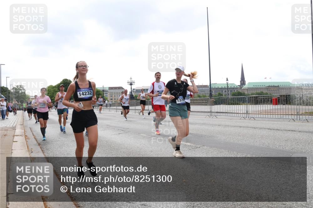 29.06.2025 - hella hamburg halbmarathon Lena Gebhardt http://msf.ph/oto/8251300 29.06.2025 10:45:42 Lombardsbrücke 1004, 1033, 1060, 1085, 1100, 1104, 1421, 1426, 1555, 1713, 1798, 1854, 1983, 2008, 2216, 2217, 2398, 2522, 2550, 2657, 2664, 2917, 2954, 2965, 2973, 3160, 3164, 3357, 3377, 3879, 3993, 4099, 4102, 4104, 4224, 4306, 4317, 4388, 4504, 4572, 4820, 4851, 5044, 5099, 5108, 5339, 5635, 5636, 5949, 6133, 6150, 6333, 6623, 6763, 6788, 6911, 6922, 6980, 7268, 7283, 7356, 7530, 7541, 7605, 7859, 8605, 8745, 9120, 9121, 9620, 10030, 10182, 10225, 10327, 10329, 10367, 10511, 11314 meine-sportfotos.de