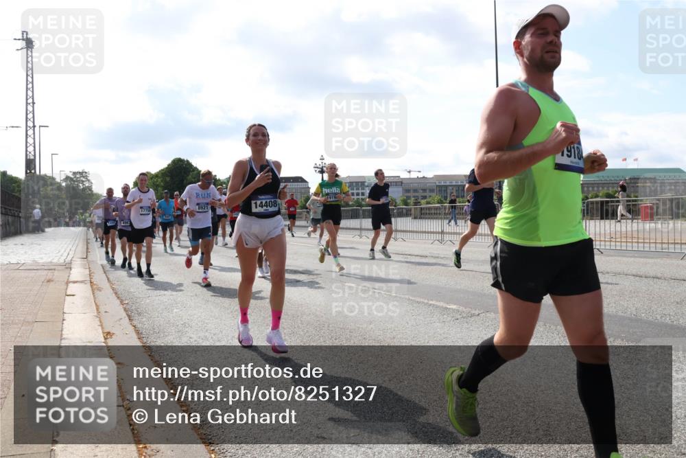 29.06.2025 - hella hamburg halbmarathon Lena Gebhardt http://msf.ph/oto/8251327 29.06.2025 09:56:42 Lombardsbrücke 1452, 1460, 1496, 1499, 1592, 1628, 1833, 1877, 2013, 2058, 2074, 2082, 2111, 2208, 2340, 2378, 2396, 2771, 2878, 2953, 2996, 3256, 3296, 3310, 3652, 4065, 4077, 4377, 4404, 4635, 4711, 4833, 4897, 5169, 5194, 5482, 5600, 5607, 5839, 5978, 6033, 6168, 6286, 6377, 6511, 6512, 6561, 6562, 6631, 7176, 7383, 7475, 7583, 7943, 8112, 8261, 8361, 8514, 8572, 8587, 8618, 8661, 8710, 8813, 8863, 8921, 8968, 8996, 9082, 9246, 9497, 9537, 9597, 9638 meine-sportfotos.de