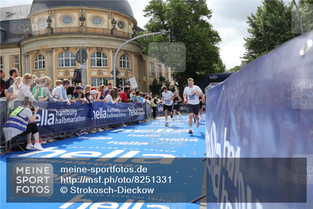 29.06.2025 - hella hamburg halbmarathon Strokosch-Dieckow http://msf.ph/oto/8251331 29.06.2025 10:40:31 Ziel 1912, 4843, 6649, 7284, 8966, 10978, 11767, 12365, 12540, 12865, 14820, 14924, 15015, 15164, 15247, 15542, 17214, 17724, 18192, 18399 meine-sportfotos.de