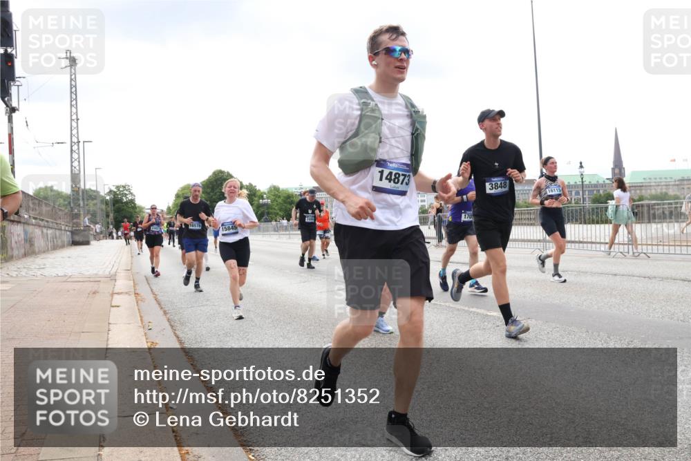 29.06.2025 - hella hamburg halbmarathon Lena Gebhardt http://msf.ph/oto/8251352 29.06.2025 10:34:10 Lombardsbrücke 1189, 1275, 1417, 1672, 1705, 1787, 1896, 2265, 2412, 2464, 2482, 2496, 2510, 2511, 2526, 2801, 2933, 3145, 3264, 3340, 3345, 3560, 3829, 3848, 4479, 4540, 4696, 4807, 4824, 4826, 4942, 5557, 5561, 5566, 5584, 5609, 5691, 5821, 5822, 5887, 6105, 6364, 6515, 6516, 6571, 6574, 6956, 7027, 7324, 7329, 7565, 8202, 8277, 8349, 8375, 8377, 8383, 8401, 8965, 9094, 9379, 9875, 9995, 10007, 10071, 10360, 10561, 10564, 11872, 13957, 16919, 17230, 18158, 18941 meine-sportfotos.de