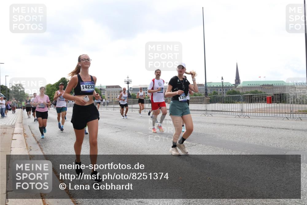 29.06.2025 - hella hamburg halbmarathon Lena Gebhardt http://msf.ph/oto/8251374 29.06.2025 10:45:42 Lombardsbrücke 1004, 1033, 1060, 1085, 1100, 1104, 1421, 1426, 1555, 1713, 1798, 1854, 1983, 2008, 2216, 2217, 2398, 2522, 2550, 2657, 2664, 2917, 2954, 2965, 2973, 3160, 3164, 3357, 3377, 3879, 3993, 4099, 4102, 4104, 4224, 4306, 4317, 4388, 4504, 4572, 4820, 4851, 5044, 5099, 5108, 5339, 5635, 5636, 5949, 6133, 6150, 6333, 6623, 6763, 6788, 6911, 6922, 6980, 7268, 7283, 7356, 7530, 7541, 7605, 7859, 8605, 8745, 9120, 9121, 9620, 10030, 10182, 10225, 10327, 10329, 10367, 10511, 11314 meine-sportfotos.de