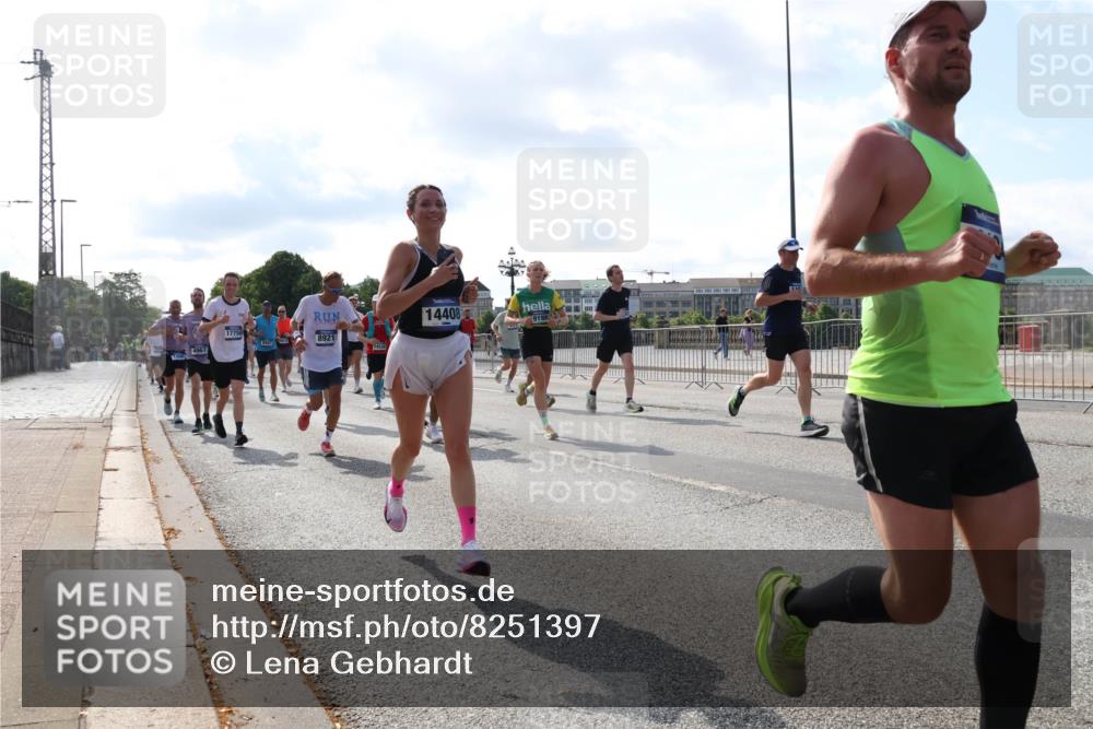29.06.2025 - hella hamburg halbmarathon Lena Gebhardt http://msf.ph/oto/8251397 29.06.2025 09:56:42 Lombardsbrücke 1452, 1460, 1496, 1499, 1592, 1628, 1833, 1877, 2013, 2058, 2074, 2082, 2111, 2208, 2340, 2378, 2396, 2771, 2878, 2953, 2996, 3256, 3296, 3310, 3652, 4065, 4077, 4377, 4404, 4635, 4711, 4833, 4897, 5169, 5194, 5482, 5600, 5607, 5839, 5978, 6033, 6168, 6286, 6377, 6511, 6512, 6561, 6562, 6631, 7176, 7383, 7475, 7583, 7943, 8112, 8261, 8361, 8514, 8572, 8587, 8618, 8661, 8710, 8813, 8863, 8921, 8968, 8996, 9082, 9246, 9497, 9537, 9597, 9638 meine-sportfotos.de