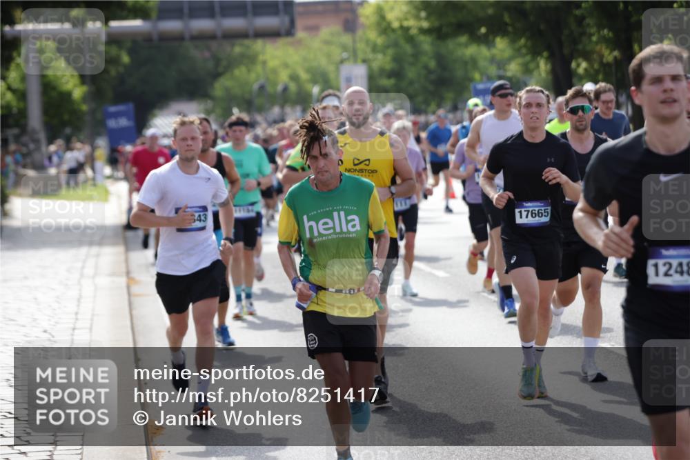 29.06.2025 - hella hamburg halbmarathon Jannik Wohlers http://msf.ph/oto/8251417 29.06.2025 09:56:27 Lombardsbrücke 1460, 1496, 1783, 1833, 2013, 2074, 2111, 2208, 2340, 2378, 2396, 2878, 3310, 3652, 3791, 4377, 4635, 4770, 4897, 5008, 5169, 5194, 5839, 6033, 6377, 6631, 7176, 8112, 8261, 8572, 8587, 8618, 8661, 8710, 8813, 8863, 8921, 9082, 9497, 9638, 9876, 9985, 10189, 10371, 10896, 11184, 12311, 12482, 12584, 12585, 12590, 12651, 12690, 12733, 12858, 13245, 13282, 13394, 13609, 13962, 14033, 14526, 14562, 14588, 14834, 14990, 15149, 15818 meine-sportfotos.de