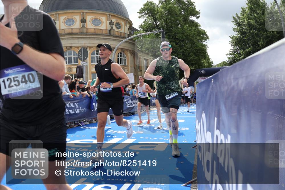 29.06.2025 - hella hamburg halbmarathon Strokosch-Dieckow http://msf.ph/oto/8251419 29.06.2025 10:40:34 Ziel 1912, 2324, 2714, 4843, 7284, 7622, 8966, 9294, 10978, 11767, 12365, 12540, 12865, 14272, 14820, 15015, 15164, 15493, 15542, 16599, 17214, 17724, 18192, 18399 meine-sportfotos.de