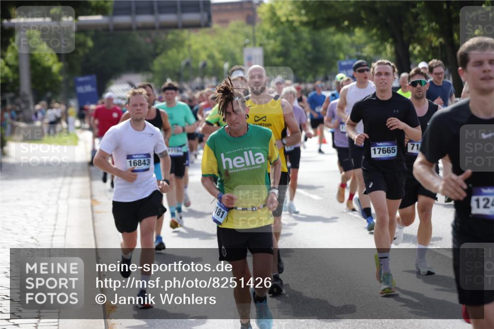 29.06.2025 - hella hamburg halbmarathon Jannik Wohlers http://msf.ph/oto/8251426 29.06.2025 09:56:27 Lombardsbrücke 1460, 1496, 1783, 1833, 2013, 2074, 2111, 2208, 2340, 2378, 2396, 2878, 3310, 3652, 3791, 4377, 4635, 4770, 4897, 5008, 5169, 5194, 5839, 6033, 6377, 6631, 7176, 8112, 8261, 8572, 8587, 8618, 8661, 8710, 8813, 8863, 8921, 9082, 9497, 9638, 9876, 9985, 10189, 10371, 10896, 11184, 12311, 12482, 12584, 12585, 12590, 12651, 12690, 12733, 12858, 13245, 13282, 13394, 13609, 13962, 14033, 14526, 14562, 14588, 14834, 14990, 15149, 15818 meine-sportfotos.de