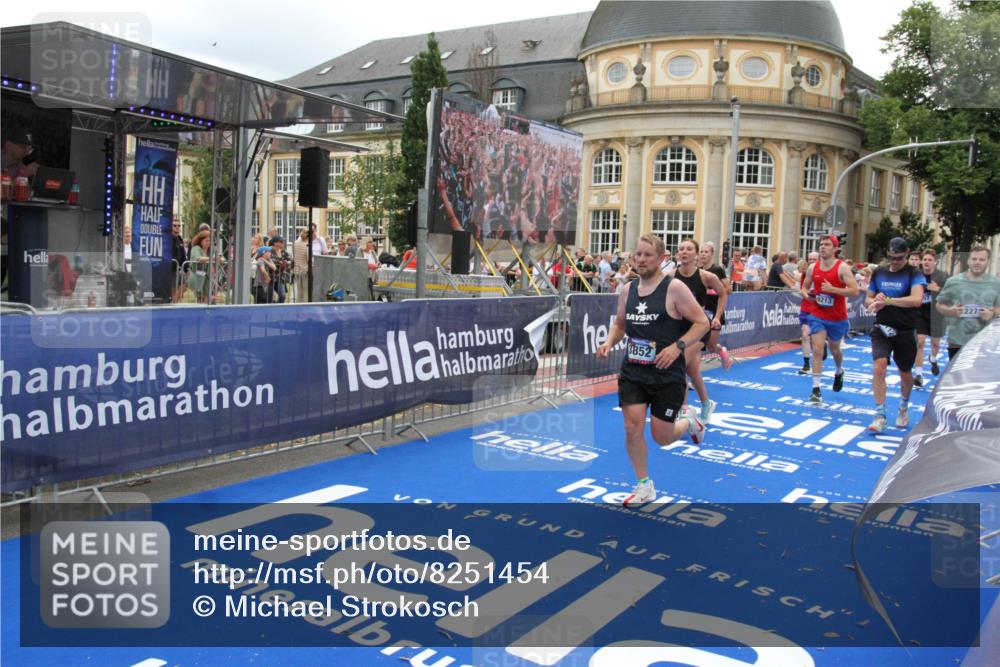 29.06.2025 - hella hamburg halbmarathon Michael Strokosch http://msf.ph/oto/8251454 29.06.2025 10:50:04 Ziel 1216, 1321, 2020, 3692, 3852, 7100, 7657, 8454, 9031, 9213, 9303, 12271, 12733, 13225, 13758, 16403, 16716, 16732, 18884, 19112 meine-sportfotos.de