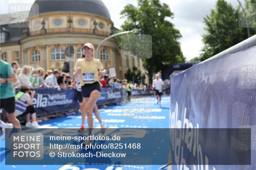 29.06.2025 - hella hamburg halbmarathon Strokosch-Dieckow http://msf.ph/oto/8251468 29.06.2025 10:40:35 Ziel 1912, 2324, 2714, 4843, 7284, 7622, 8966, 9294, 10900, 10978, 11767, 12365, 12540, 12865, 14272, 14820, 15015, 15164, 15493, 15542, 16599, 17214, 17724, 18192, 18399 meine-sportfotos.de