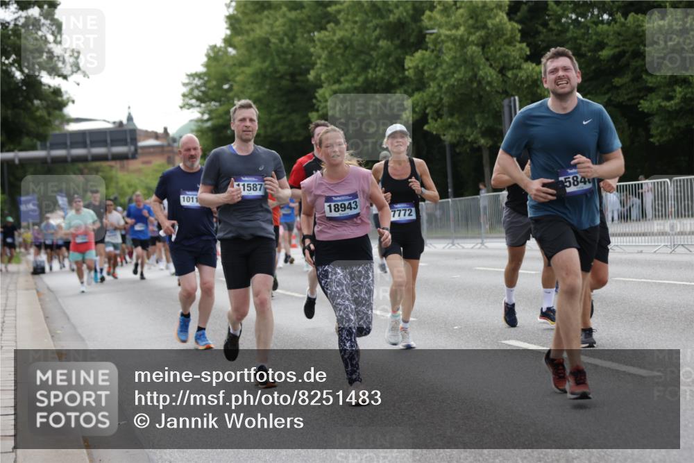 29.06.2025 - hella hamburg halbmarathon Jannik Wohlers http://msf.ph/oto/8251483 29.06.2025 10:31:02 Lombardsbrücke 1292, 1979, 2414, 2914, 4817, 4953, 5165, 5437, 5846, 5943, 6057, 6078, 6546, 6573, 7604, 7772, 8050, 9183, 10111, 10240, 10586, 11587, 13724, 14349, 15024, 15222, 15575, 15725, 16457, 16978, 17404, 17517, 17587, 17706, 17989, 18390, 18507, 18672, 18883, 18943 meine-sportfotos.de
