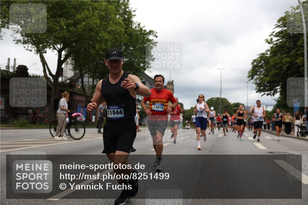 29.06.2025 - hella hamburg halbmarathon Yannick Fuchs http://msf.ph/oto/8251499 29.06.2025 10:47:58 20KM 1267, 1422, 1442, 1502, 1549, 1870, 2058, 2070, 2432, 2518, 2630, 3096, 3103, 3819, 4299, 5020, 5259, 6260, 6294, 6374, 7129, 7395, 7478, 7973, 8285, 8394, 9032, 9380, 9791, 9922, 10040, 11009, 11068, 11430, 11789, 11844, 12321, 12607, 12632, 13033, 13147, 13397, 13794, 13803, 13912, 14026, 14239, 14702, 15146, 15441, 15838, 15856, 15946, 16623, 16780, 17348, 17482, 18143, 18308, 18418, 18450, 18514, 18612, 19067 meine-sportfotos.de
