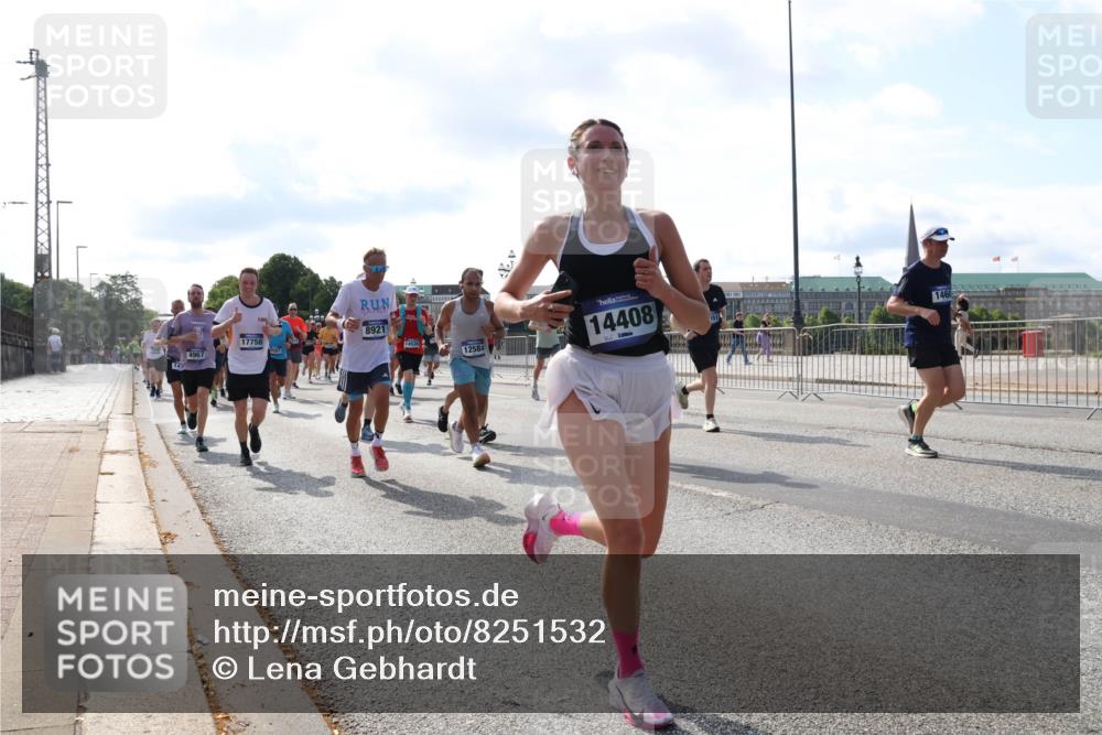 29.06.2025 - hella hamburg halbmarathon Lena Gebhardt http://msf.ph/oto/8251532 29.06.2025 09:56:43 Lombardsbrücke 1452, 1460, 1496, 1499, 1592, 1628, 1783, 1833, 1877, 2013, 2058, 2074, 2082, 2111, 2208, 2340, 2378, 2396, 2771, 2878, 2953, 2996, 3256, 3296, 3310, 3652, 3791, 4065, 4077, 4377, 4404, 4635, 4711, 4770, 4833, 4897, 5008, 5169, 5194, 5482, 5600, 5607, 5839, 5978, 6033, 6168, 6286, 6377, 6511, 6512, 6561, 6562, 6631, 7176, 7383, 7475, 7583, 7943, 8112, 8261, 8361, 8514, 8572, 8587, 8618, 8661, 8710, 8813, 8863, 8921, 8968, 8996, 9082, 9246, 9497, 9537, 9597, 9638 meine-sportfotos.de