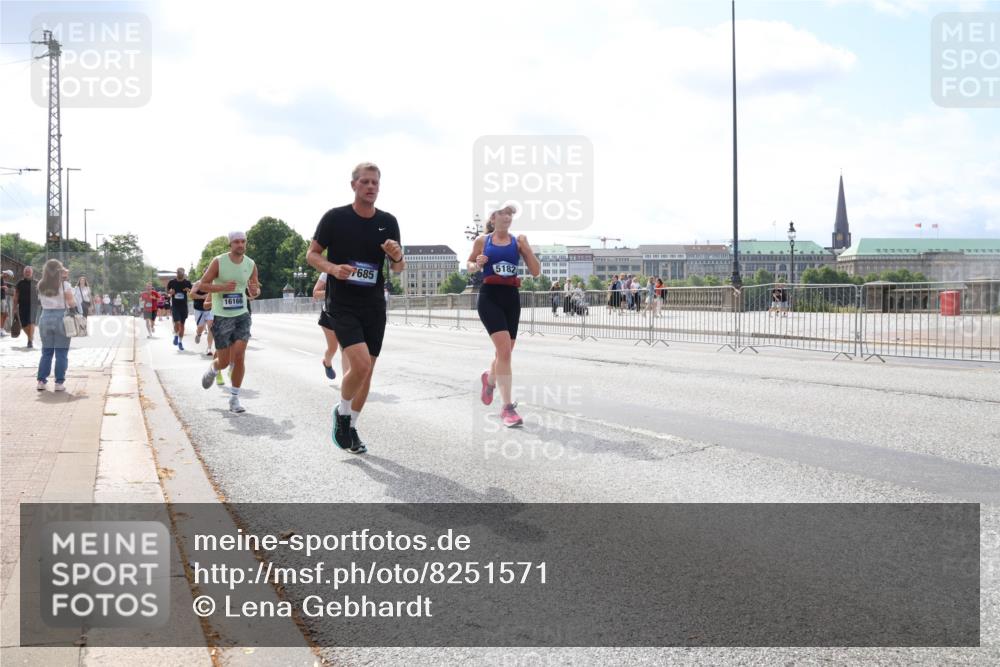 29.06.2025 - hella hamburg halbmarathon Lena Gebhardt http://msf.ph/oto/8251571 29.06.2025 10:10:29 Lombardsbrücke 1548, 1573, 3921, 4389, 5182, 5440, 5511, 5990, 5991, 7042, 7081, 7250, 7333, 7636, 7685, 8219, 8890, 9366, 9434, 9681, 9816, 10036, 10943, 11027, 11180, 11355, 11887, 11904, 11905, 12008, 12629, 13797, 13825, 13901, 14679, 14822, 15409, 16166, 16344, 16445, 16639, 16872, 17148, 17532, 17730, 18196, 18949, 19023 meine-sportfotos.de