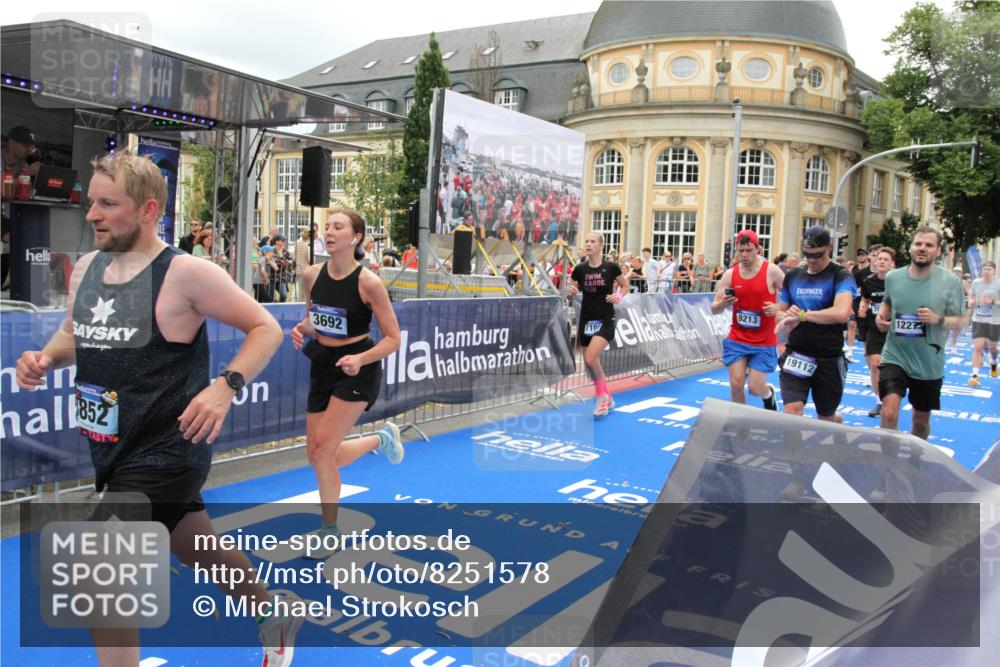 29.06.2025 - hella hamburg halbmarathon Michael Strokosch http://msf.ph/oto/8251578 29.06.2025 10:50:05 Ziel 1216, 1321, 2020, 3692, 3852, 7100, 7657, 9031, 9213, 9303, 9965, 12271, 13225, 13758, 16403, 16716, 18884, 19112 meine-sportfotos.de