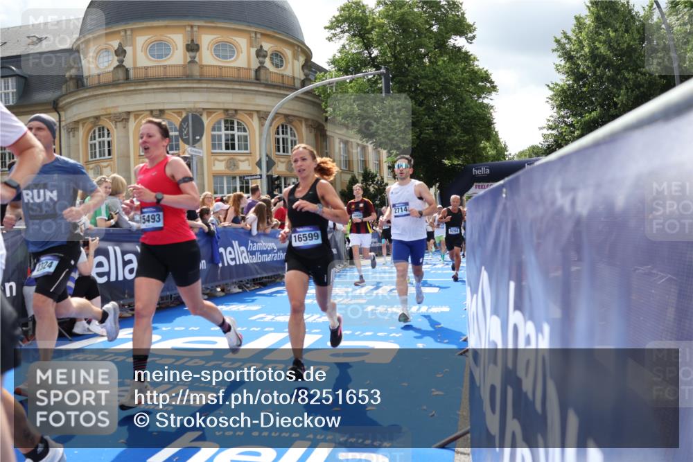 29.06.2025 - hella hamburg halbmarathon Strokosch-Dieckow http://msf.ph/oto/8251653 29.06.2025 10:40:43 Ziel 1631, 1882, 1912, 2324, 2714, 2750, 4634, 4843, 4889, 5014, 5026, 5745, 6429, 7080, 7109, 7378, 7622, 8074, 8629, 9294, 9979, 10369, 10900, 11959, 12865, 14092, 14272, 14820, 15351, 15493, 15542, 16201, 16249, 16599, 17486, 17724, 18399 meine-sportfotos.de
