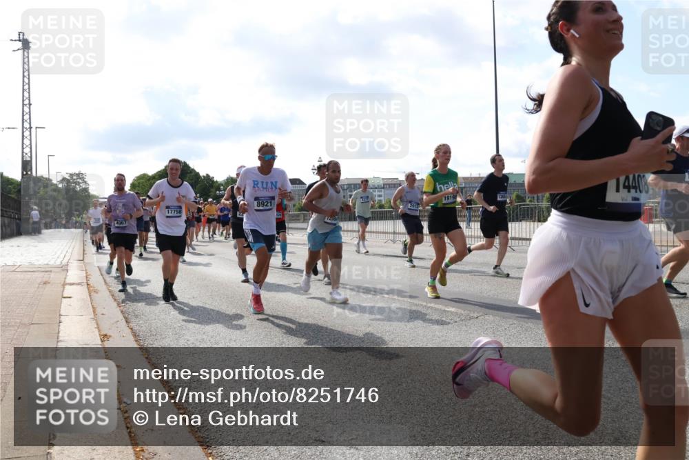 29.06.2025 - hella hamburg halbmarathon Lena Gebhardt http://msf.ph/oto/8251746 29.06.2025 09:56:43 Lombardsbrücke 1452, 1460, 1496, 1499, 1592, 1628, 1783, 1833, 1877, 2013, 2058, 2074, 2082, 2111, 2208, 2340, 2378, 2396, 2771, 2878, 2953, 2996, 3256, 3296, 3310, 3652, 3791, 4065, 4077, 4377, 4404, 4635, 4711, 4770, 4833, 4897, 5008, 5169, 5194, 5482, 5600, 5607, 5839, 5978, 6033, 6168, 6286, 6377, 6511, 6512, 6561, 6562, 6631, 7176, 7383, 7475, 7583, 7943, 8112, 8261, 8361, 8514, 8572, 8587, 8618, 8661, 8710, 8813, 8863, 8921, 8968, 8996, 9082, 9246, 9497, 9537, 9597, 9638 meine-sportfotos.de