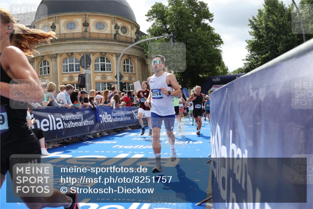 29.06.2025 - hella hamburg halbmarathon Strokosch-Dieckow http://msf.ph/oto/8251757 29.06.2025 10:40:43 Ziel 1631, 1882, 1912, 2324, 2714, 2750, 4634, 4843, 4889, 5014, 5026, 5745, 6429, 7080, 7109, 7378, 7622, 8074, 8629, 9294, 9979, 10369, 10900, 11959, 12865, 14092, 14272, 14820, 15351, 15493, 15542, 16201, 16249, 16599, 17486, 17724, 18399 meine-sportfotos.de
