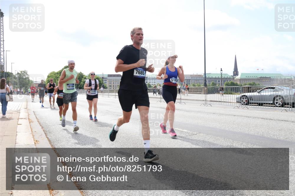 29.06.2025 - hella hamburg halbmarathon Lena Gebhardt http://msf.ph/oto/8251793 29.06.2025 10:10:29 Lombardsbrücke 1548, 1573, 3921, 4389, 5182, 5440, 5511, 5990, 5991, 7042, 7081, 7250, 7333, 7636, 7685, 8219, 8890, 9366, 9434, 9681, 9816, 10036, 10943, 11027, 11180, 11355, 11887, 11904, 11905, 12008, 12629, 13797, 13825, 13901, 14679, 14822, 15409, 16166, 16344, 16445, 16639, 16872, 17148, 17532, 17730, 18196, 18949, 19023 meine-sportfotos.de