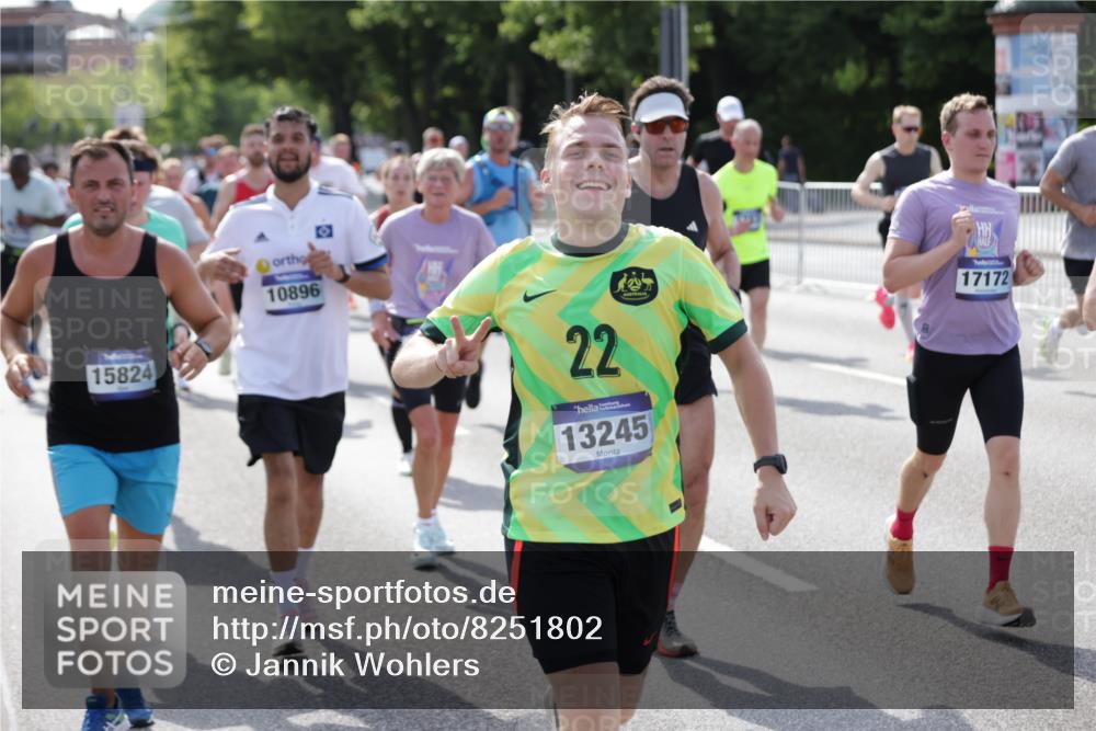 29.06.2025 - hella hamburg halbmarathon Jannik Wohlers http://msf.ph/oto/8251802 29.06.2025 09:56:32 Lombardsbrücke 1381, 1537, 1657, 1783, 1833, 2013, 2074, 2111, 2340, 2378, 2396, 2839, 2869, 2878, 3310, 3575, 3652, 3791, 4377, 4635, 4770, 4897, 5008, 5169, 5194, 5319, 5839, 6033, 6377, 6631, 7176, 8112, 8313, 8572, 8587, 8618, 8661, 8710, 8813, 8863, 8921, 8930, 9082, 9497, 9876, 9985, 10040, 10133, 10189, 10371, 10859, 10896, 11184, 11975, 12311, 12482, 12585, 12590, 12651, 12690, 12733, 12858, 13245, 13282, 13609, 13865, 13962, 14033, 14482, 14526, 14562, 14588, 14834, 15818 meine-sportfotos.de