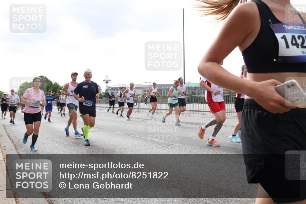 29.06.2025 - hella hamburg halbmarathon Lena Gebhardt http://msf.ph/oto/8251822 29.06.2025 10:45:43 Lombardsbrücke 1004, 1033, 1060, 1085, 1100, 1104, 1421, 1426, 1555, 1713, 1798, 1854, 1867, 1868, 1983, 2008, 2216, 2217, 2398, 2522, 2550, 2657, 2664, 2917, 2954, 2965, 2973, 3357, 3377, 3879, 3993, 4099, 4102, 4104, 4224, 4306, 4317, 4388, 4504, 4572, 4820, 5044, 5099, 5108, 5339, 5635, 5636, 5949, 6133, 6150, 6333, 6623, 6763, 6788, 6911, 6922, 6980, 7268, 7283, 7356, 7530, 7541, 7605, 7859, 8605, 8745, 9120, 9121, 9620, 10030, 10182, 10225, 10327, 10329, 10367, 10511, 11314 meine-sportfotos.de