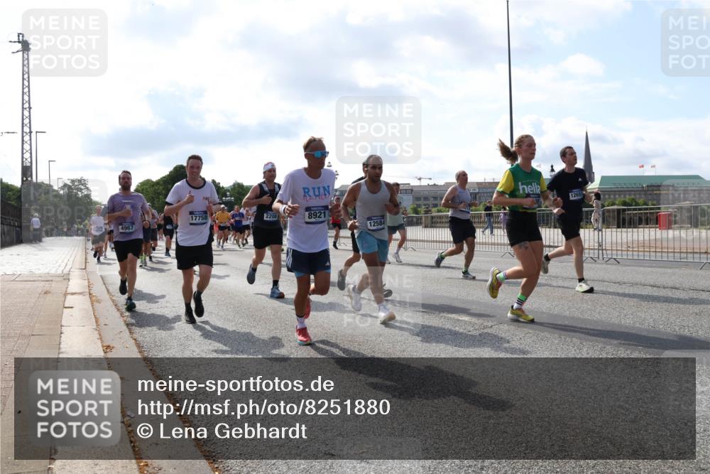 29.06.2025 - hella hamburg halbmarathon Lena Gebhardt http://msf.ph/oto/8251880 29.06.2025 09:56:43 Lombardsbrücke 1452, 1460, 1496, 1499, 1592, 1628, 1783, 1833, 1877, 2013, 2058, 2074, 2082, 2111, 2208, 2340, 2378, 2396, 2771, 2878, 2953, 2996, 3256, 3296, 3310, 3652, 3791, 4065, 4077, 4377, 4404, 4635, 4711, 4770, 4833, 4897, 5008, 5169, 5194, 5482, 5600, 5607, 5839, 5978, 6033, 6168, 6286, 6377, 6511, 6512, 6561, 6562, 6631, 7176, 7383, 7475, 7583, 7943, 8112, 8261, 8361, 8514, 8572, 8587, 8618, 8661, 8710, 8813, 8863, 8921, 8968, 8996, 9082, 9246, 9497, 9537, 9597, 9638 meine-sportfotos.de