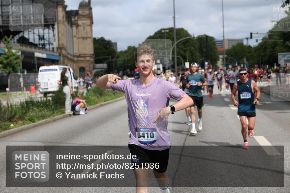 29.06.2025 - hella hamburg halbmarathon Yannick Fuchs http://msf.ph/oto/8251936 29.06.2025 10:35:33 20KM 1136, 1631, 1677, 2568, 2797, 2949, 3332, 3618, 4205, 4303, 4380, 4634, 4871, 4889, 5007, 5014, 5026, 5410, 5709, 6429, 6683, 6771, 7080, 7284, 7378, 7774, 7796, 8074, 8122, 8966, 9358, 9640, 9659, 9711, 9755, 9979, 10375, 10783, 10934, 10978, 11062, 11765, 11922, 11959, 12292, 12365, 12385, 12895, 13268, 13457, 14555, 14661, 14820, 15164, 15247, 16201, 16249, 16347, 16599, 17720, 17834, 17971, 18045, 18049, 18399, 18412, 18573 meine-sportfotos.de