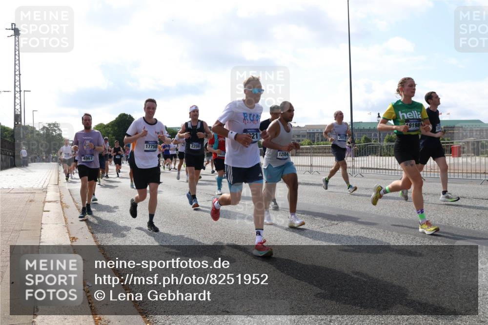29.06.2025 - hella hamburg halbmarathon Lena Gebhardt http://msf.ph/oto/8251952 29.06.2025 09:56:43 Lombardsbrücke 1452, 1460, 1496, 1499, 1592, 1628, 1783, 1833, 1877, 2013, 2058, 2074, 2082, 2111, 2208, 2340, 2378, 2396, 2771, 2878, 2953, 2996, 3256, 3296, 3310, 3652, 3791, 4065, 4077, 4377, 4404, 4635, 4711, 4770, 4833, 4897, 5008, 5169, 5194, 5482, 5600, 5607, 5839, 5978, 6033, 6168, 6286, 6377, 6511, 6512, 6561, 6562, 6631, 7176, 7383, 7475, 7583, 7943, 8112, 8261, 8361, 8514, 8572, 8587, 8618, 8661, 8710, 8813, 8863, 8921, 8968, 8996, 9082, 9246, 9497, 9537, 9597, 9638 meine-sportfotos.de
