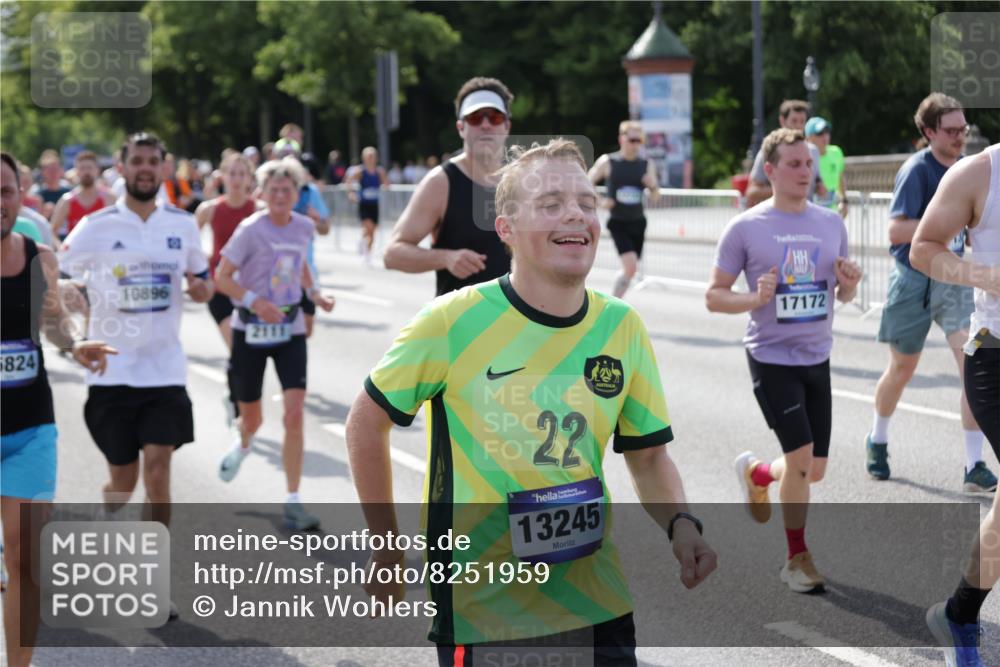 29.06.2025 - hella hamburg halbmarathon Jannik Wohlers http://msf.ph/oto/8251959 29.06.2025 09:56:32 Lombardsbrücke 1381, 1537, 1657, 1783, 1833, 2013, 2074, 2111, 2340, 2378, 2396, 2839, 2869, 2878, 3310, 3575, 3652, 3791, 4377, 4635, 4770, 4897, 5008, 5169, 5194, 5319, 5839, 6033, 6377, 6631, 7176, 8112, 8313, 8572, 8587, 8618, 8661, 8710, 8813, 8863, 8921, 8930, 9082, 9497, 9876, 9985, 10040, 10133, 10189, 10371, 10859, 10896, 11184, 11975, 12311, 12482, 12585, 12590, 12651, 12690, 12733, 12858, 13245, 13282, 13609, 13865, 13962, 14033, 14482, 14526, 14562, 14588, 14834, 15818 meine-sportfotos.de