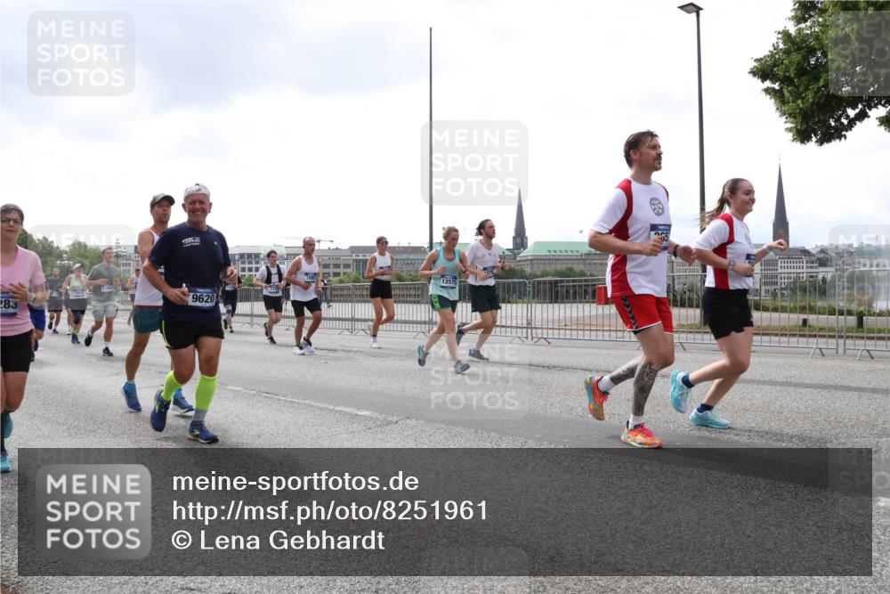29.06.2025 - hella hamburg halbmarathon Lena Gebhardt http://msf.ph/oto/8251961 29.06.2025 10:45:43 Lombardsbrücke 1004, 1033, 1060, 1085, 1100, 1104, 1421, 1426, 1555, 1713, 1798, 1854, 1867, 1868, 1983, 2008, 2216, 2217, 2398, 2522, 2550, 2657, 2664, 2917, 2954, 2965, 2973, 3357, 3377, 3879, 3993, 4099, 4102, 4104, 4224, 4306, 4317, 4388, 4504, 4572, 4820, 5044, 5099, 5108, 5339, 5635, 5636, 5949, 6133, 6150, 6333, 6623, 6763, 6788, 6911, 6922, 6980, 7268, 7283, 7356, 7530, 7541, 7605, 7859, 8605, 8745, 9120, 9121, 9620, 10030, 10182, 10225, 10327, 10329, 10367, 10511, 11314 meine-sportfotos.de